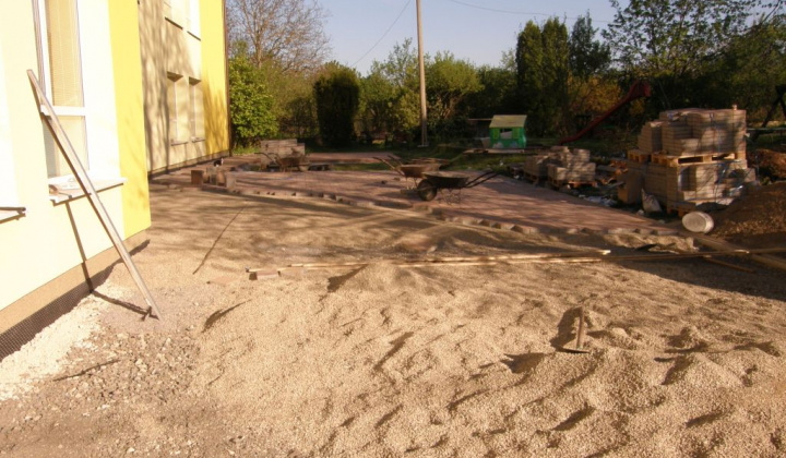 7. fotografia fotogalérie Obnovenie dvora školy a škôlky