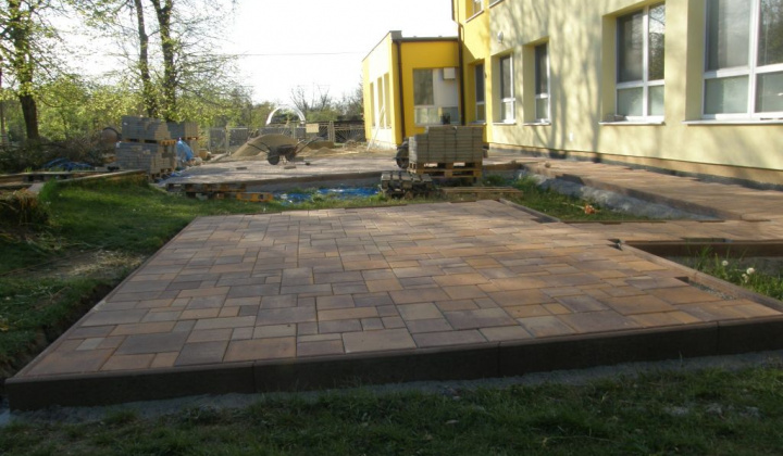 8. fotografia fotogalérie Obnovenie dvora školy a škôlky