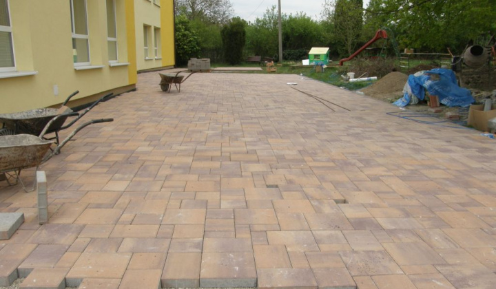 16. fotografia fotogalérie Obnovenie dvora školy a škôlky