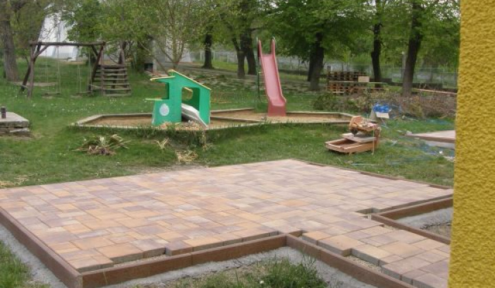19. fotografia fotogalérie Obnovenie dvora školy a škôlky