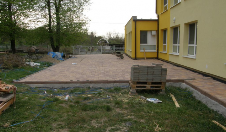 20. fotografia fotogalérie Obnovenie dvora školy a škôlky