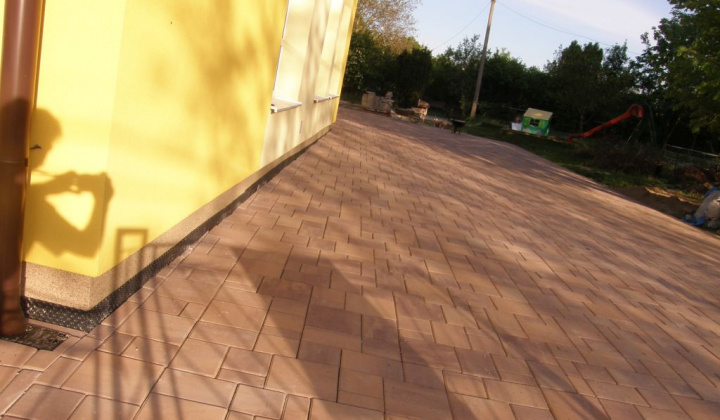 23. fotografia fotogalérie Obnovenie dvora školy a škôlky