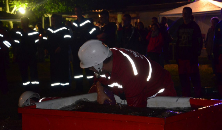 24. fotografia fotogalérie Nočná súťaž dobrovoľných hasičov v Novej Vieske