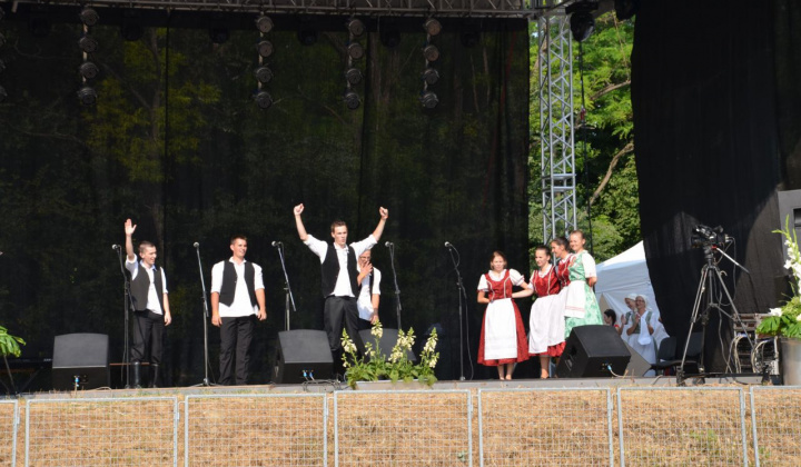 16. fotografia fotogalérie Vystúpenie našich tanečných súborov na Vínnom festivale v Strekove