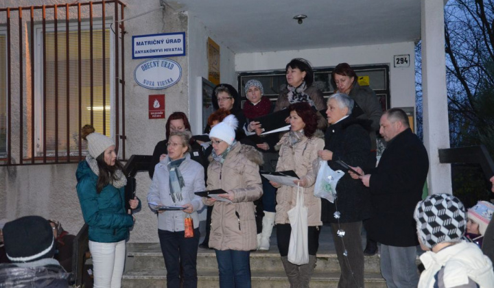1. fotografia fotogalérie Zdobenie spoločného vianočného stromčeka