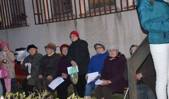 2. fotografia fotogalérie Zdobenie spoločného vianočného stromčeka