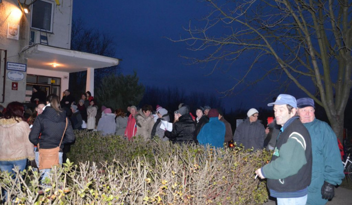 6. fotografia fotogalérie Zdobenie spoločného vianočného stromčeka