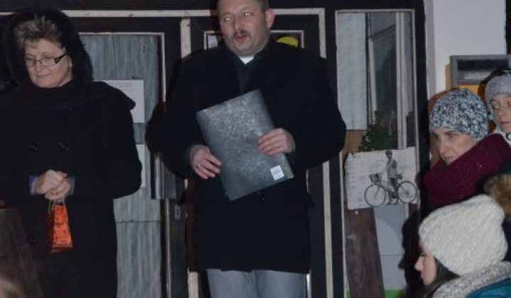 9. fotografia fotogalérie Zdobenie spoločného vianočného stromčeka