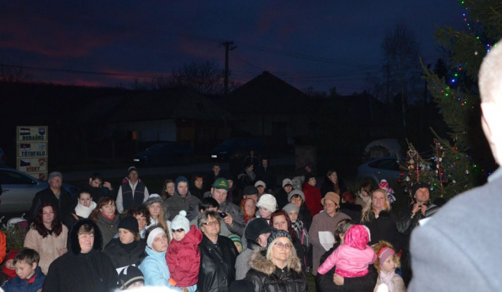 11. fotografia fotogalérie Zdobenie spoločného vianočného stromčeka