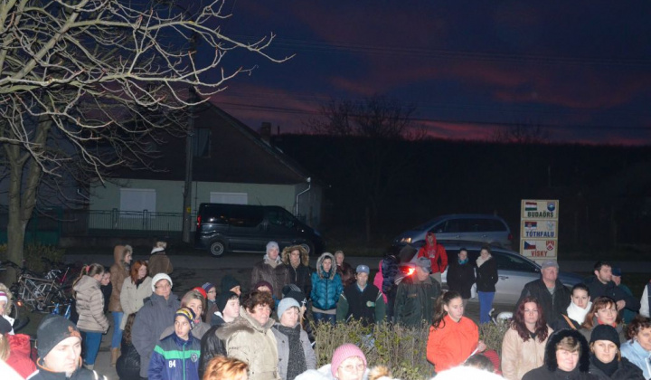 12. fotografia fotogalérie Zdobenie spoločného vianočného stromčeka
