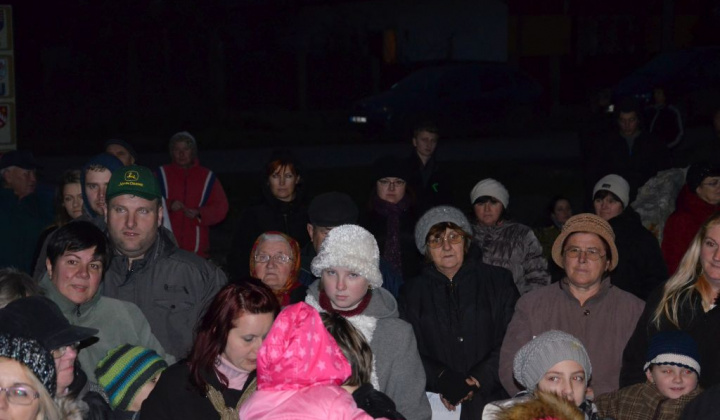 17. fotografia fotogalérie Zdobenie spoločného vianočného stromčeka
