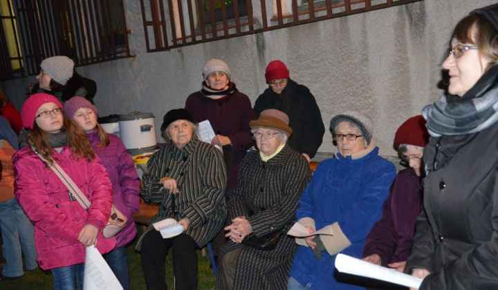 18. fotografia fotogalérie Zdobenie spoločného vianočného stromčeka