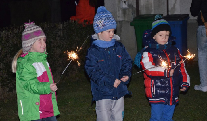 20. fotografia fotogalérie Zdobenie spoločného vianočného stromčeka