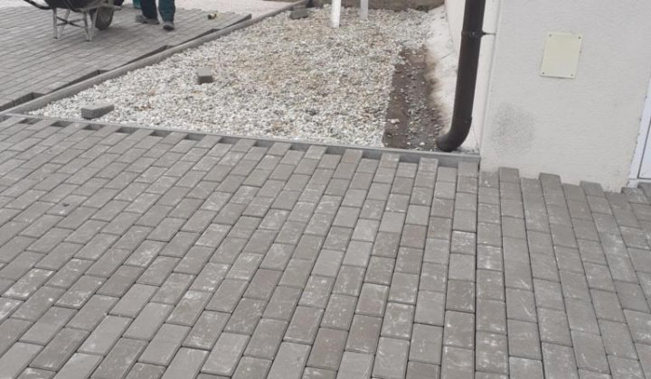 4. fotografia fotogalérie Rekonštrukcia chodníka pri budove Humanity