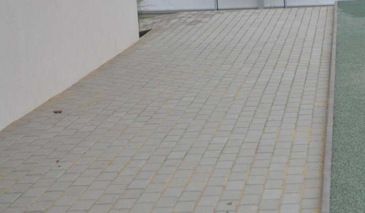 8. fotografia fotogalérie Rekonštrukcia chodníka pri budove Humanity