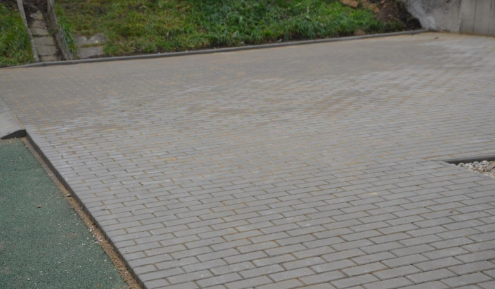 13. fotografia fotogalérie Rekonštrukcia chodníka pri budove Humanity