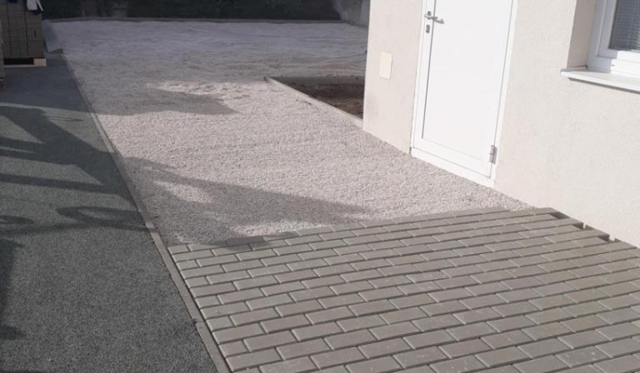 17. fotografia fotogalérie Rekonštrukcia chodníka pri budove Humanity