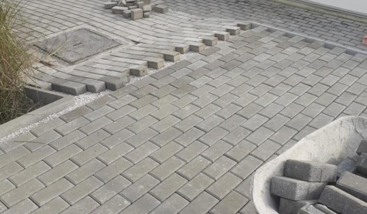 18. fotografia fotogalérie Rekonštrukcia chodníka pri budove Humanity