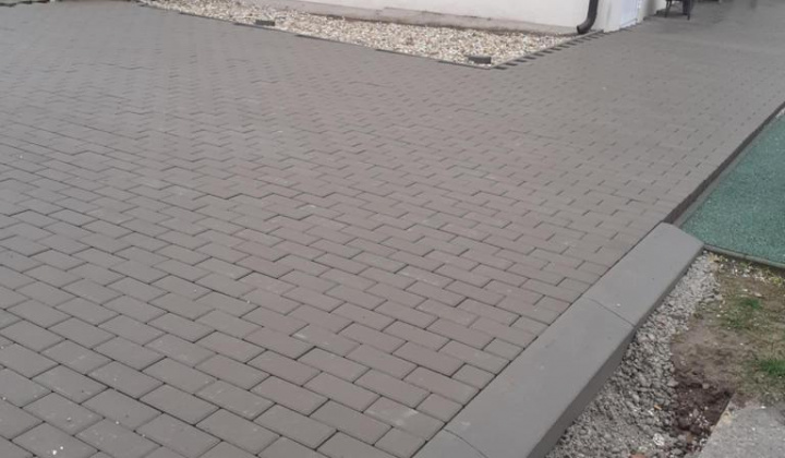 24. fotografia fotogalérie Rekonštrukcia chodníka pri budove Humanity