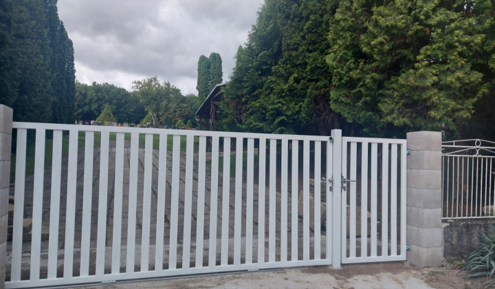 1. fotografia fotogalérie Výmena brán na cintoríne