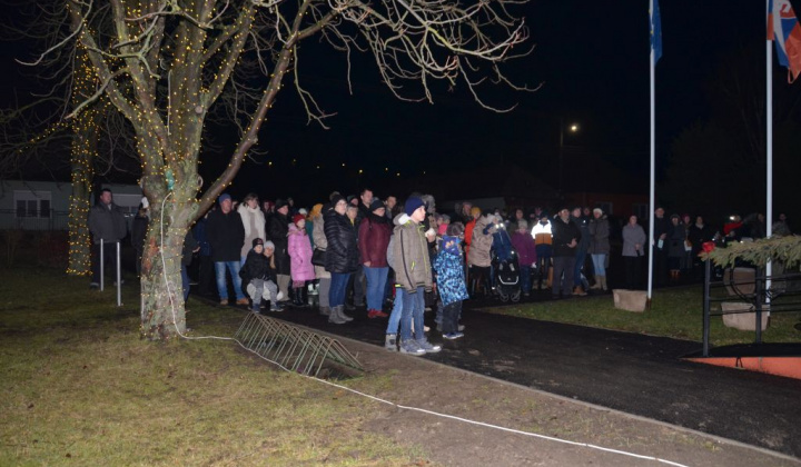 3. fotografia fotogalérie Vianočná bohoslužba pred obecným úradom