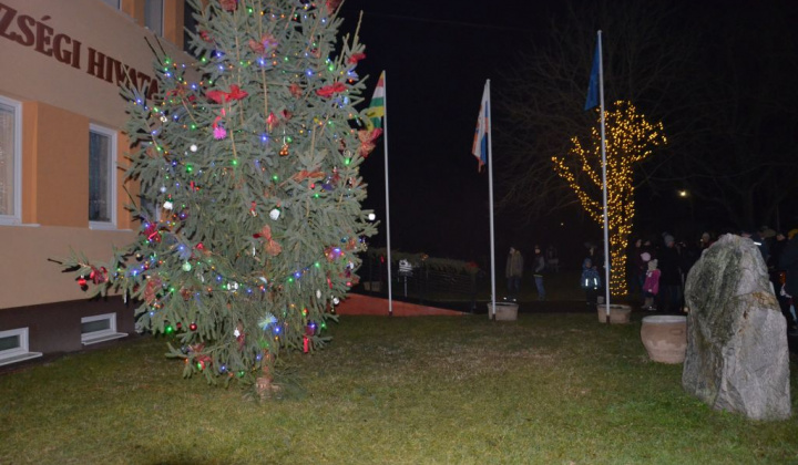 4. fotografia fotogalérie Vianočná bohoslužba pred obecným úradom