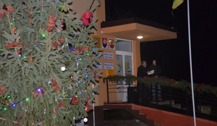 8. fotografia fotogalérie Vianočná bohoslužba pred obecným úradom