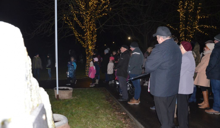9. fotografia fotogalérie Vianočná bohoslužba pred obecným úradom