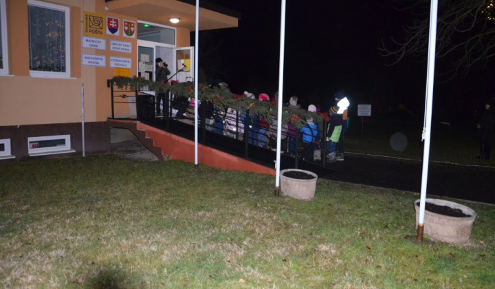 11. fotografia fotogalérie Vianočná bohoslužba pred obecným úradom