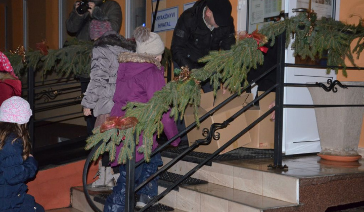 12. fotografia fotogalérie Vianočná bohoslužba pred obecným úradom