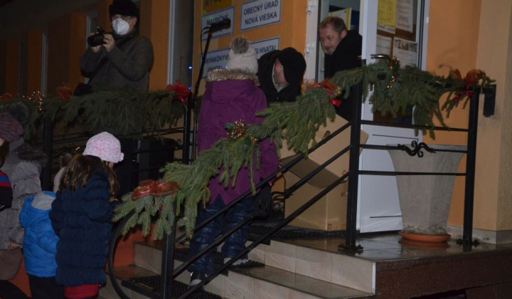 13. fotografia fotogalérie Vianočná bohoslužba pred obecným úradom