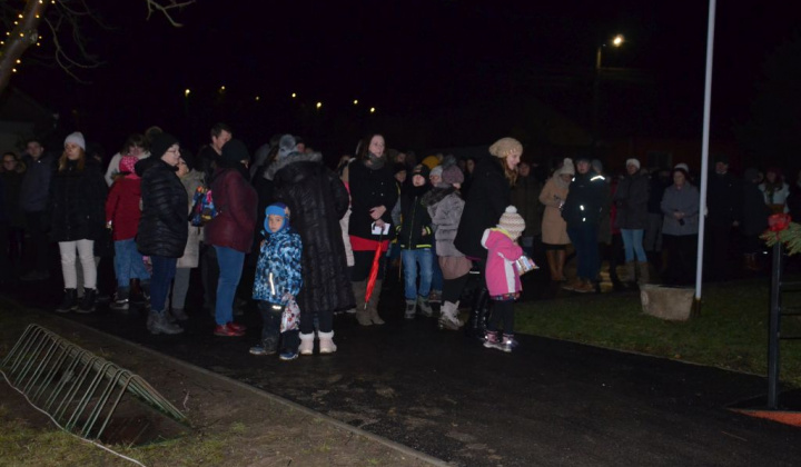 14. fotografia fotogalérie Vianočná bohoslužba pred obecným úradom
