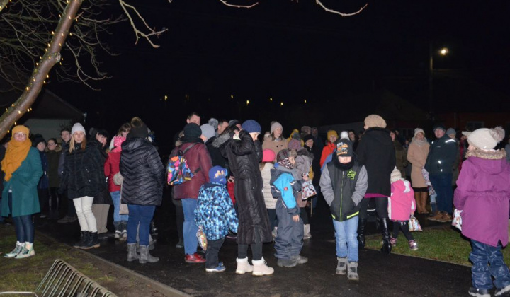 15. fotografia fotogalérie Vianočná bohoslužba pred obecným úradom