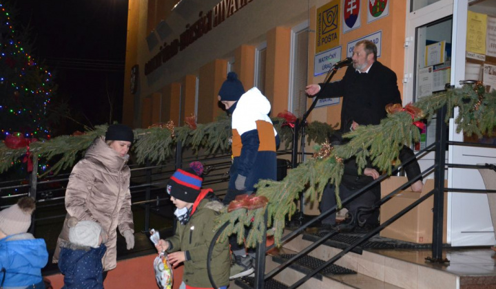 16. fotografia fotogalérie Vianočná bohoslužba pred obecným úradom
